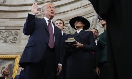 Trump nije stavio ruku na Bibliju, ima li to utjecaja na samu prisegu?