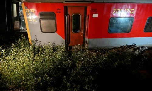 Zbog glasine da gori vlak putnik povukao kočnicu za opasnost: Poginulo najmanje 12 ljudi