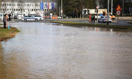 Puknula cijev, poplavljena zagrebačka Ukrajinska ulica