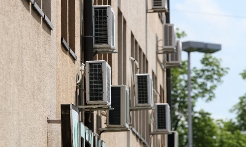Stižu kazne zbog klima na zgradama. Monter: Problema je puno. Moramo odbiti neke građane