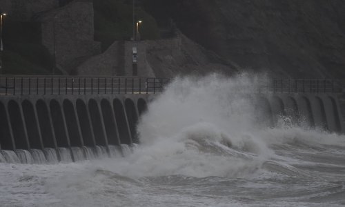 Razorna oluja Éowyn hara Irskom: Otkazani letovi, trajekti, ne voze vlakovi, zatvorene škole
