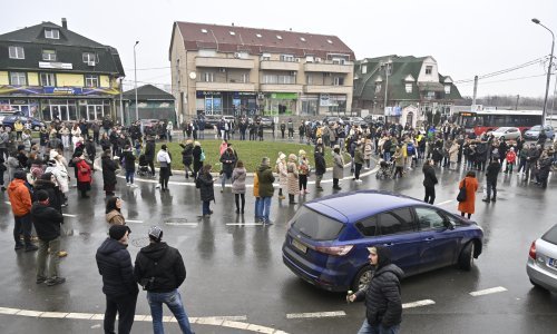 Uznemirujući video: Automobil naletio na okupljene, studentica teže ozlijeđena