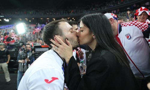 Najslađi poljubac: Igor Karačić proslavio pobjedu nad Islandom u zagrljaju supruge Dušice