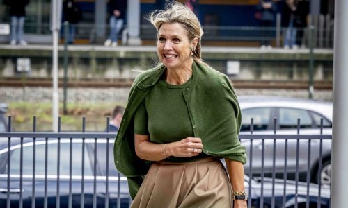 Za mladenački look: Ova suknja 'briše' godine i najbolje pristaje visokim čizmama