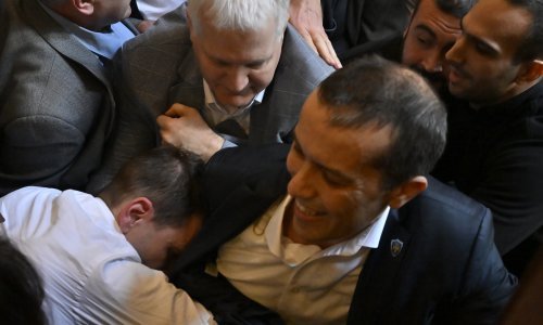 Naguravanje u srbijanskoj skupštini: Zastupnici pokušali prekinuti sjednicu predsjedništva