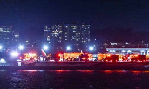 Avion American Airlinesa sudario se s Black Hawkom iznad Washingtona i srušio u rijeku: Zasad nema preživjelih