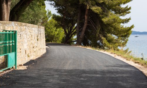 Užas u Zadru: Muškarac na šetnici nožem napao ženu, policija ga traži