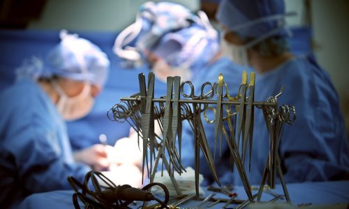 Skandal u Austriji: Kirurginja kćeri (12) dopustila da buši lubanju pacijenta