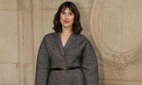 Elegantna kombinacije lijepe brinete osvojit će vas na prvu, a tek ta chic torba...