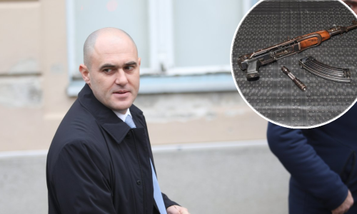 Objavljena Dabrina fotografija s kalašnjikovom, on poslao poruku na Facebooku