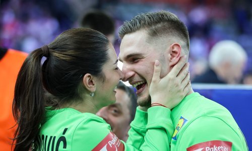 Dominik Kuzmanović pobjedu proslavio poljupcima tamnokose djevojke