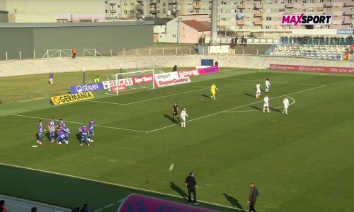 Pogledajte kaos! Lokomotiva zabila, navijači Hajduka stolicom umalo pogodili Gattusa, javio se VAR...