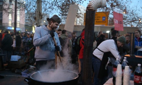 Gotova blokada mosta, umorni studenti čiste za sobom: Stotine taksista stigli da ih odvezu kući