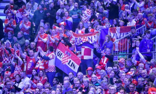 Hrvatski navijači poludjeli na suce: Lopovi, lopovi