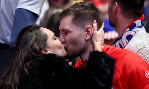 Emotivni trenuci: Rukometaši su utjehu pronašli u strastvenim poljupcima s 'boljim polovicama'