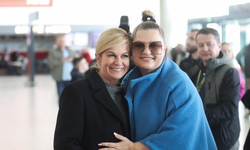Razdragana Kolinda Grabar-Kitarović dočekala rukometaše u zračnoj luci