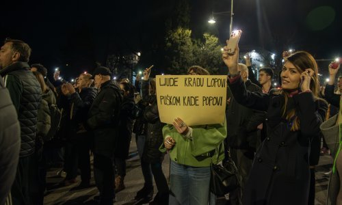 Crnogorski studenti prosvjeduju: Blokirali gradsku prometnicu