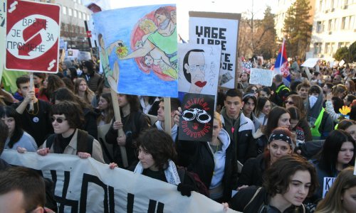 Kaos u Novom Sadu. Sukobili se policija i građani: 'Uhitite Vučića'