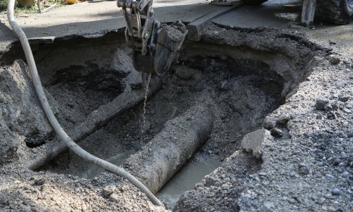 Pukla cijev na Trešnjevci: Žajina ulica poplavljena, pukao i asfalt