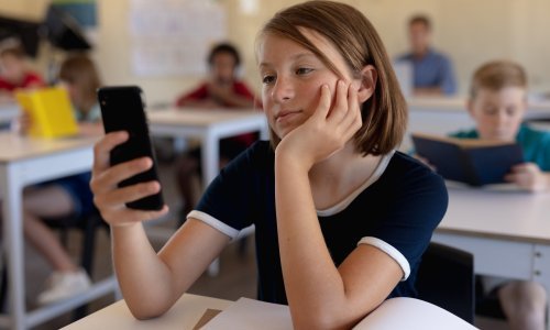 Zabrane mobitela u školama ne poboljšavaju ocjene ni mentalno zdravlje