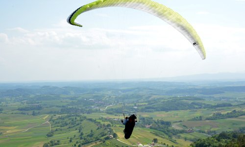 Nesreća kod Ravne Gore: Paraglajder pao u šumu; HGSS ga pokušava spustiti s drveća