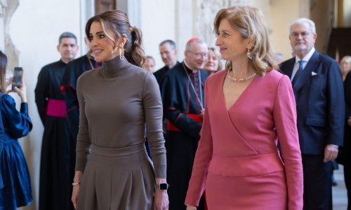 Kraljica Rania izgleda senzacionalno u dosadnoj boji, a njezine cipele su tek posebna priča