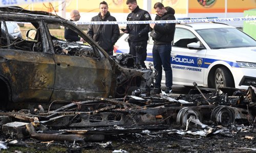 Golem požar buknuo u Zagrebu: Izgorio BMW te kamp prikolica koju koriste beskućnici