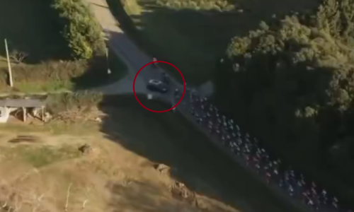 Nevjerojatne scene u Francuskoj. Automobil krenuo na biciklističku utrku, jedan biciklist u bolnici