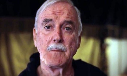 Očajni John Cleese snima reklame protiv staračkih pjega