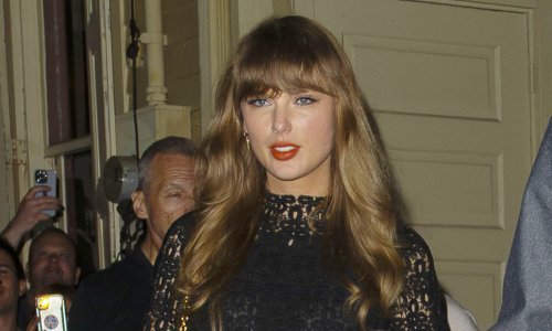 Taylor Swift ukrala sve poglede u maloj crnoj haljini, a svi se pitaju krije li tajnu poruku