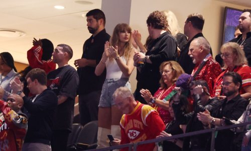 Taylor Swift dominirala u bijelom, a svi govore o njezinom modnom dodatku