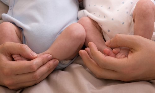 Prvi put u povijesti: Broj blizanaca i trojki veći nego ikad prije, iako natalitet pada