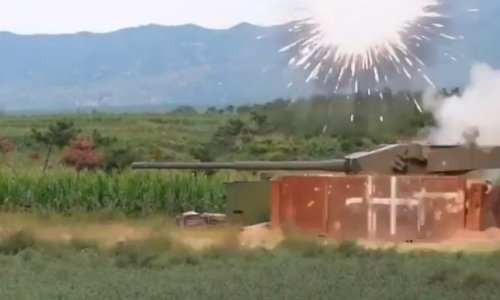 Pogledajte kako se štiti kineski tenk: Uništava sve što mu se približi