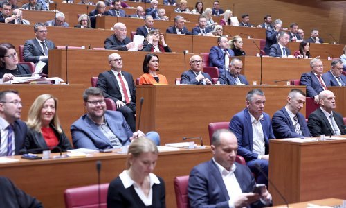 U Saboru se raspravlja o povećanju naknada za novorođenčad, oporba traži univerzalni doplatak