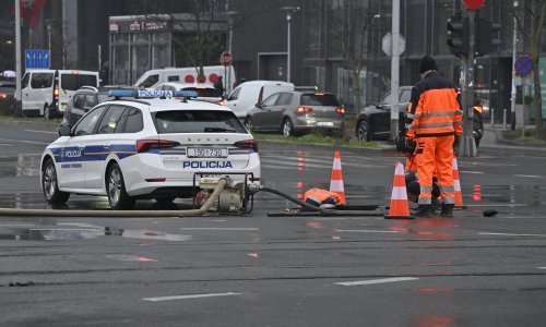 FOTO Pukla cijev na prometnom raskrižju u Zagrebu: Nema vode, preusmjerene tri tramvajske linije