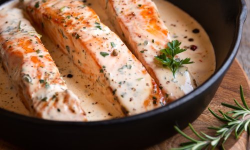 Zbog ovog recepta pada se na koljena. Losos 'oženi me' u najfinijem kremastom umaku