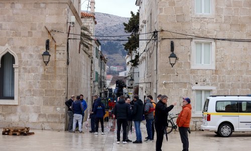 Pogledajte akciju skidanja povijesnog zvonika na Pagu; pomaknuo se uslijed potresa