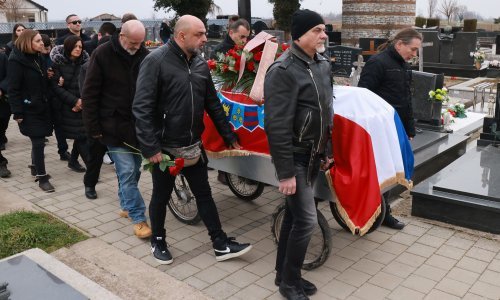 Održan sprovod Slavena Živanovića Žiže: Članovi benda 'Opća opasnost' nosili su lijes