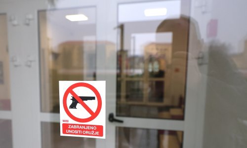 Na sva tri ulaza u zgradu Sabora osvanule naljepnice o zabrani unošenja oružja