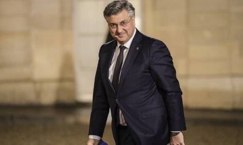 Plenković položio vijenac na groblju hrvatskih izbjeglica u Egiptu pa najavio novi sporazum