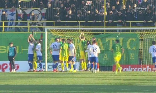 Livaja kod kornera stavio ruke suparnika na sebe i bacio se. Pogledajte situaciju