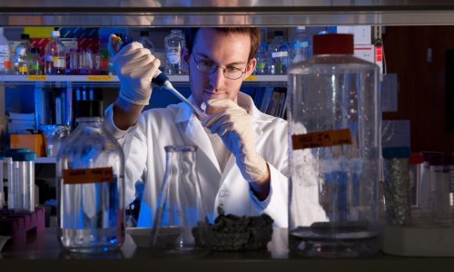 Unatoč društvenim mrežama i teorijama zavjere, povjerenje u znanost ipak visoko