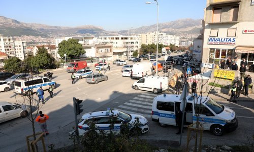 Policija prijavila vozača koji je zaboravio povući ručnu, pa kombi naletio na djecu