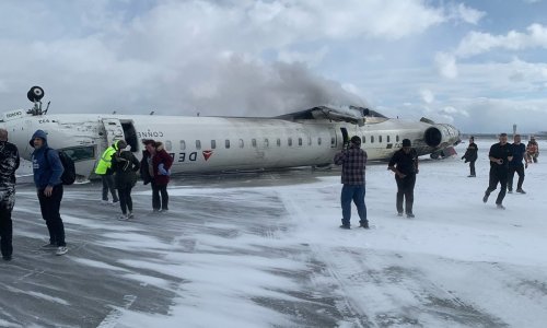 Drama u Torontu: Zrakoplov se srušio prilikom slijetanja, potpuno se preokrenuo
