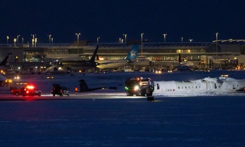 Avion Delta Airlinesa prevrnuo se na krov pri slijetanju na snijegom prekrivenu pistu u Torontu