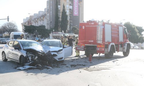Sudarila se dva automobila i vatrogasno vozilo, ima i ozlijeđenih