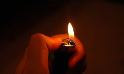 Žena se slučajno zapalila upaljačem