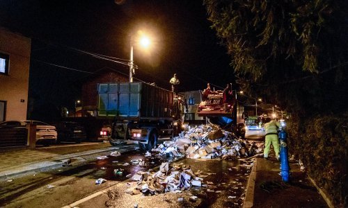 Zapalilo se smeće u kamionu Čistoće: Radnici izbacili papirnu ambalažu na ulicu