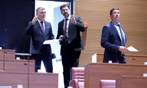 Burno u Saboru: Temu naknade za posvojitelje pokrenuo emotivni Kujundžić