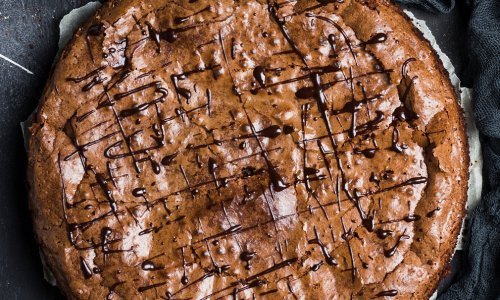 Evo kako napraviti klasičnu čokoladnu tortu, desert koji svi obožavaju